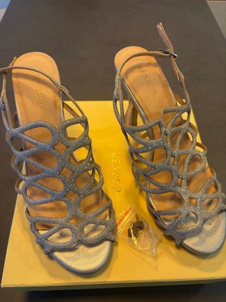 Sandalias plateadas brillantes