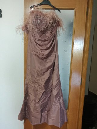 Vestido de fiesta con plumas.