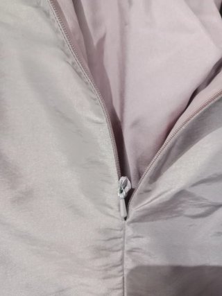 Vestido de fiesta con plumas.