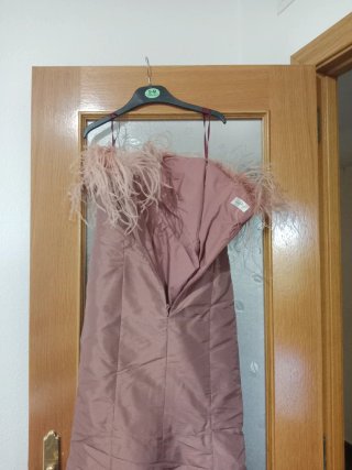 Vestido de fiesta con plumas.