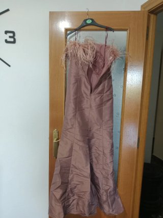 Vestido de fiesta con plumas.