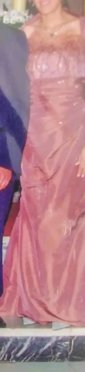 Vestido de fiesta con plumas.