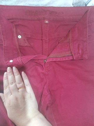 Pantalón vaquero granate