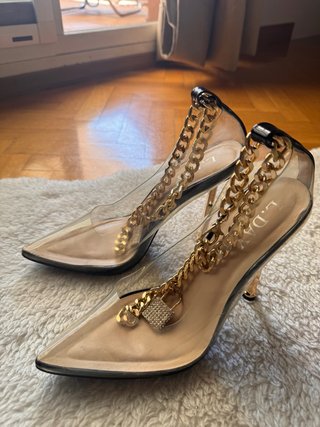 Zapatos de tacón transparentes con cadena dorada
