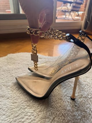 Zapatos de tacón transparentes con cadena dorada