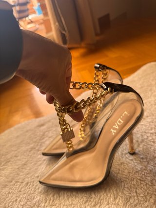 Zapatos de tacón transparentes con cadena dorada