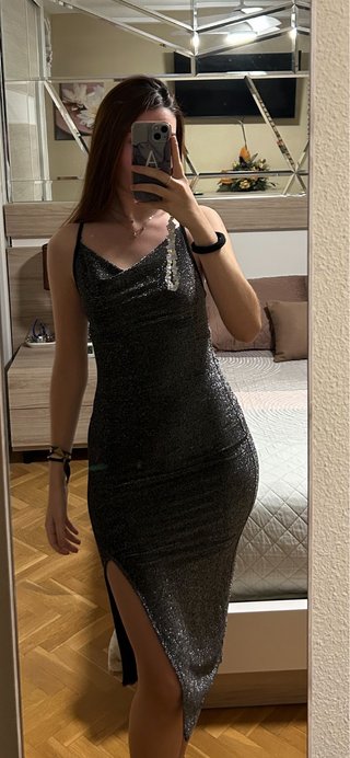 Vestido plateado con abertura
