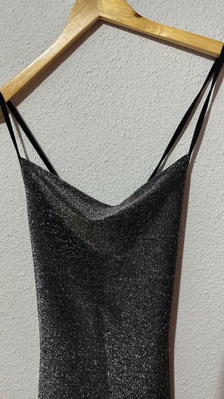 Vestido plateado con abertura