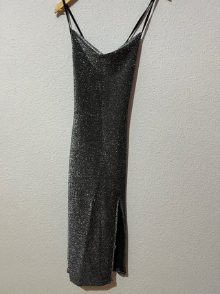 Vestido plateado con abertura