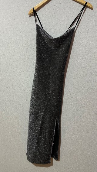 Vestido plateado con abertura
