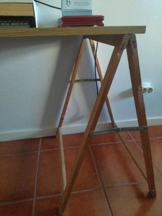Caballete y mesa de madera y melamina