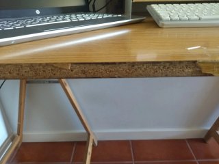 Caballete y mesa de madera y melamina