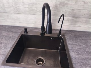 Cocina completa negra y plateada