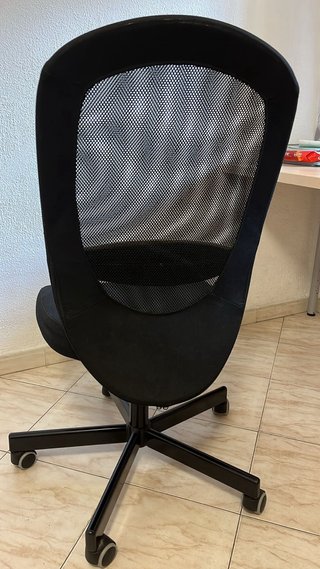 silla giratoria IKEA modelo FLINTAN de color negro