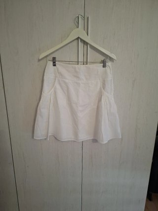 Falda blanca corta