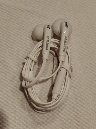 Cuffie Samsung EO-EG920BW nuove con custodia
