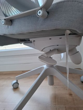 Silla de oficina reclinable gris y blanca