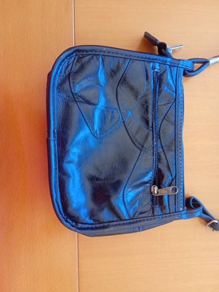 Bolso negro pequeño con bandolera ajustable