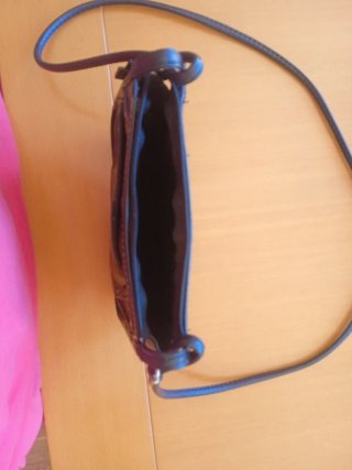 Bolso negro pequeño con bandolera ajustable