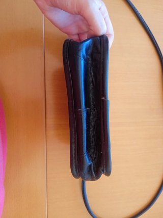 Bolso negro pequeño con bandolera ajustable