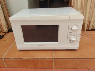 Microondas blanco con puerta abierta