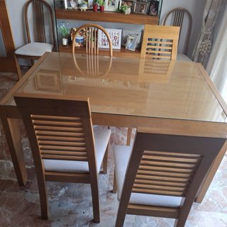 Mesa de comedor de madera y cristal