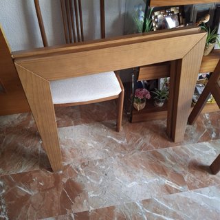 Mesa de comedor de madera y cristal