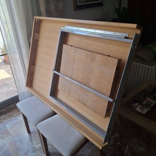 Mesa de comedor de madera y cristal