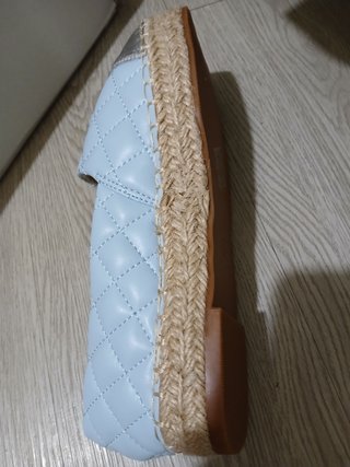 Zapatos planos azules y plateados