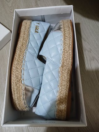 Zapatos planos azules y plateados