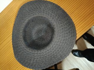 Sombrero de mujer gris .