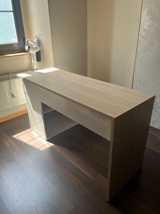 Escritorio moderno blanco y madera