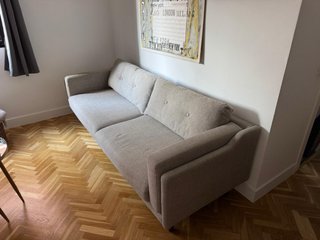 Sofá de tela beige