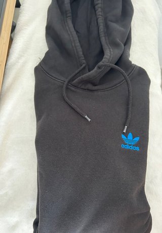 Sudadera Adidas Negra con Logo Azul hombre