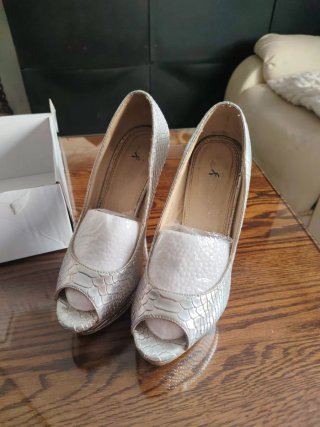 Zapatos tacón plateados efecto piel serpiente