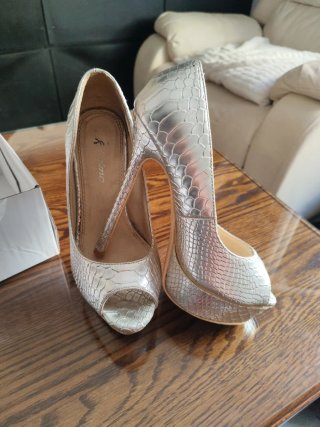 Zapatos tacón plateados efecto piel serpiente