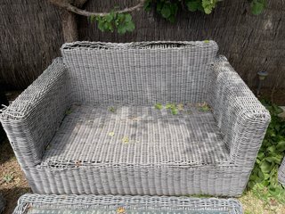 Conjunto de sofá, sillones y mesa de exterior