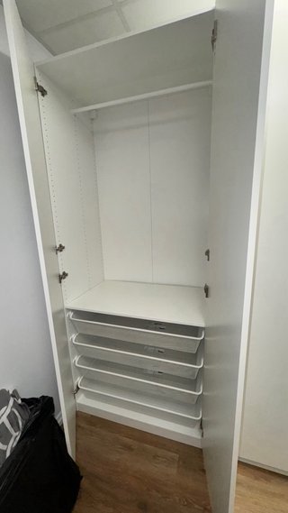 Armario blanco de madera nuevo