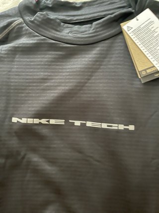 Camiseta Nike Tech manga larga original.Sin uso
