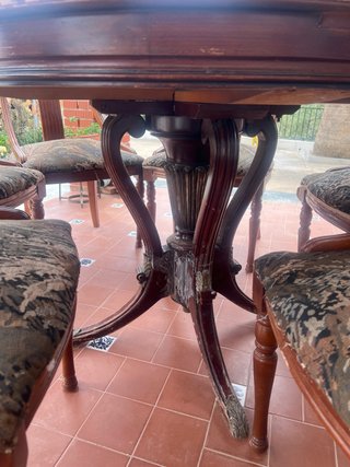 Mesa redonda y 6 sillas de madera
