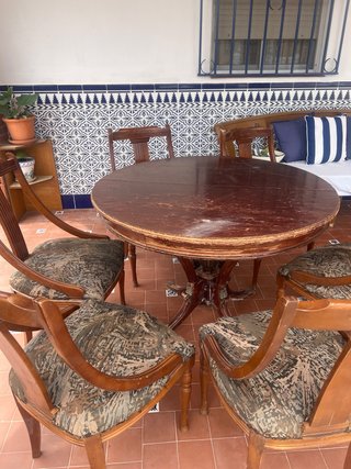 Mesa redonda y 6 sillas de madera