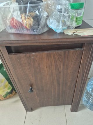Mueble de madera marrón