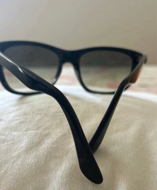 Occhiali da sole Ray-Ban neri e grigi