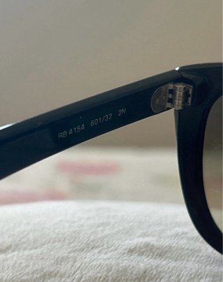 Occhiali da sole Ray-Ban neri e grigi