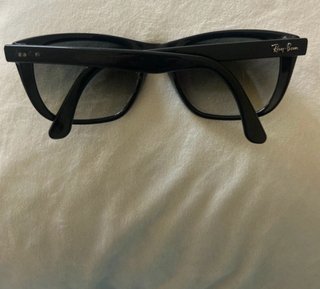 Occhiali da sole Ray-Ban neri e grigi
