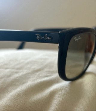 Occhiali da sole Ray-Ban neri e grigi