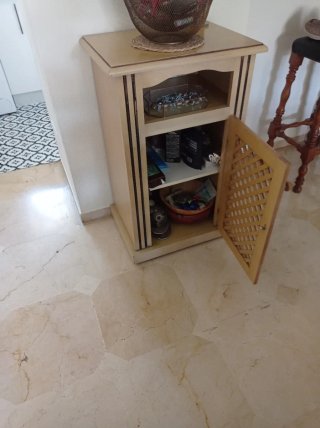 Mueble auxiliar madera marfil, alto 90 cm.ancho 57