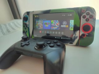 Consola Nintendo Switch V1 Azul/Rojo + Mando Pro