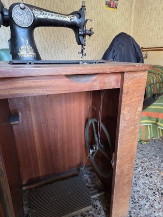 Macchina da cucire a pedali anni '50 SINGER