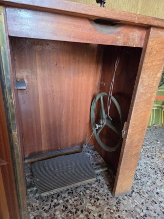 Macchina da cucire a pedali anni '50 SINGER